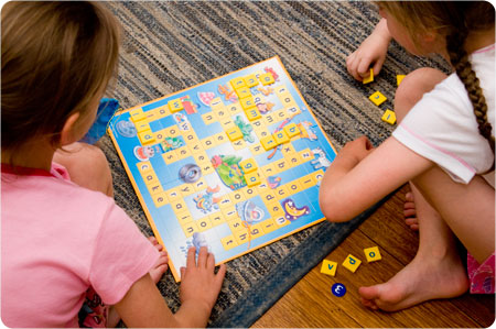 nhóm bạn trẻ chơi board game rèn luyện phản xạ chơi chữ nói lái